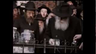 שאיבת מים שלנו אצל הרבי מליובאוויטש - התמונה מוצגת ישירות מתוך אתר האינטרנט יוטיוב. זכויות היוצרים בתמונה שייכות ליוצרה. קישור קרדיט למקור התוכן נמצא בתוך דף הסרטון