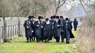 גאב"ד מאקאווא נסיעה למקומות הקדושים - אייראפע | Makova Rebbe, R' Shimon Lemberger Visits Poland