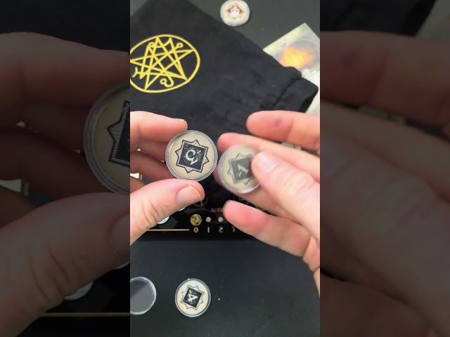 Vídeo relacionado con Gamegenic Arkham Horror: Chaos Tokens + Token Bag, Set Todo en Uno de 44 Fichas de Caos Acrílicas y Bolsa Premium con Base Plana, Accesorios Oficiales LCG