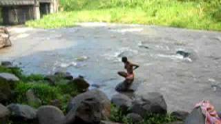 preview picture of video 'Bali - Glunkung Doccia al fiume'