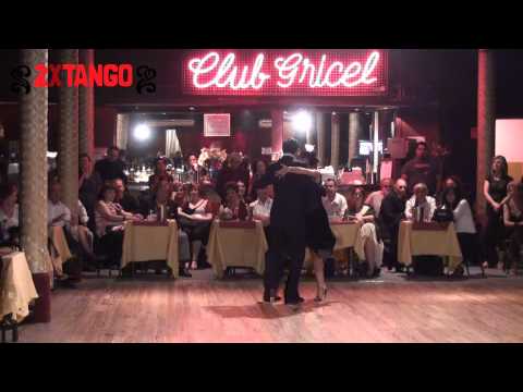  Jesica Arfenoni  and  Roberto Zuccarino  are  dancing  to  the  milonga  "  Parque Patricios  "