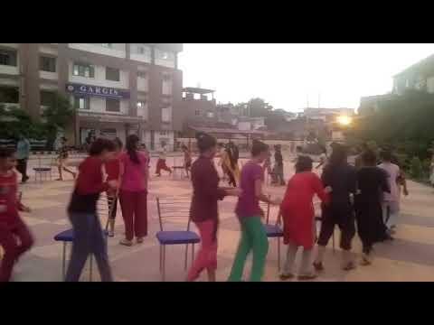 कुर्सी दौड़ खेल का मजा लेती छात्राएं