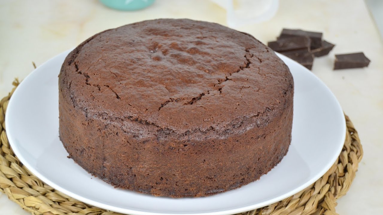 Bizcocho de yogur y chocolate fácil y jugoso ¡Sin pesar ingredientes!