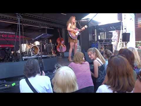 Sandra van Nieuwland zingt LOVE ME TENDER tijdens ELVIS tribute.