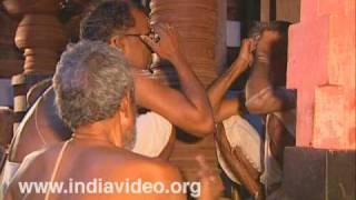 Religious hymns at Kadavallur Anyonyam