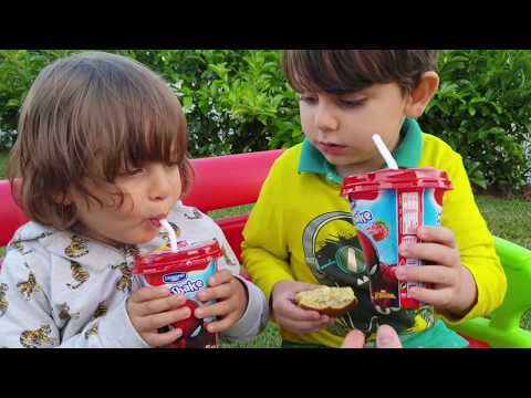 Fatih Selim ve Yusuf dişçi amcayla oynarken yoruldu,şimdi spiderman 'li milkshake süt burger zamanı