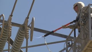 PG&amp;E Teaches Linemen How to Work on Energized Power Lines