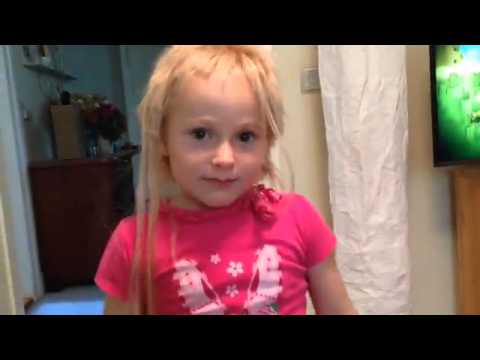 Junge schneidet seiner Schwester die Haare ab