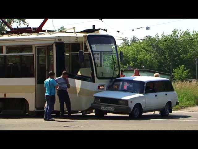 Рассеянный водитель «Жигулей» протаранил трамвай