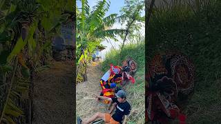 Download lagu WOAH BARONG IS NEXT TO 😂#barongan #funny #viral #children #children #reogponorogo #jaranan #bante... mp3
