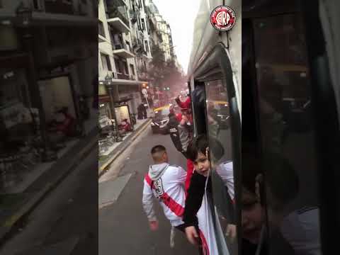 "ASÍ VIAJA LA HINCHADA DE RIVER AL MONUMENTAL" Barra: Los Borrachos del Tablón • Club: River Plate • País: Argentina