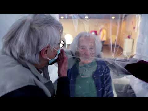 ハグバブル」でシニアと家族をつなぐ ('Hug bubble' connects seniors to their families)