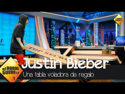 Pablo Motos le regala a Justin una tabla voladora - El Hormiguero 3.0