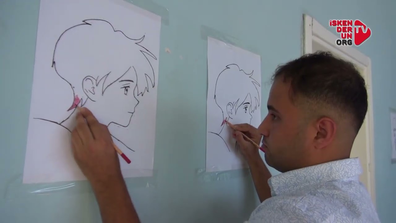 İki eliyle aynı anda iki resim çiziyor…