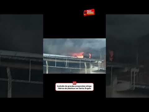 Incêndio de grandes proporções atinge fábrica de plásticos em Santo Ângelo