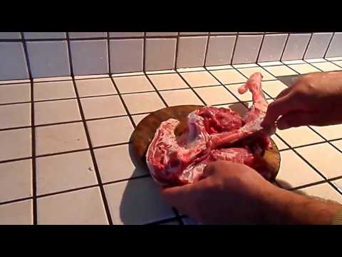 Gospodari și gospodine și voi, tinere copile, iată cum se dezosează carnea de miel! Vine Paștele, iar tu trebuie să fii CHEF &icirc;n bucătărie!