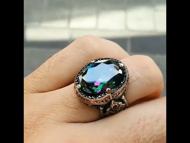 خاتم فضة فخم بنحت يدوي راقي ومرصع بحجر الكسندرايت مميز