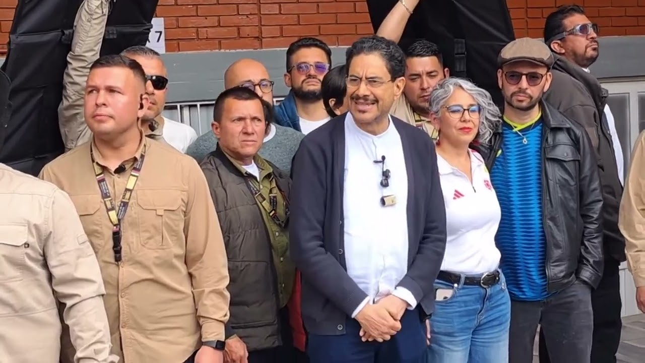 Iván Cepeda votando en la segunda vuelta de las elecciones presidenciales en Colombia