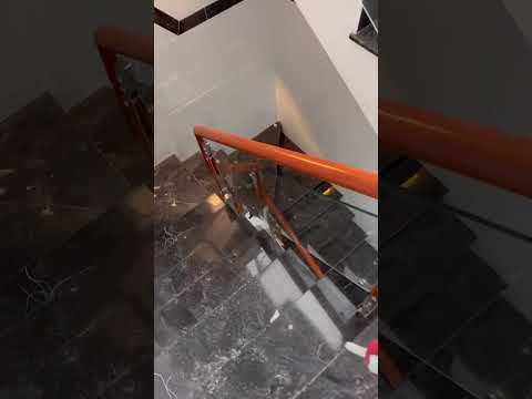Cận cảnh hoàn thiện cầu thang tay vịn gỗ căm xe cho khách