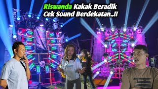Download lagu The Riswanda siblings check the sound together at the Kranggan Ngajum Malang Carnival. mp3 Download lagu The Riswanda siblings check the sound together at the Kranggan Ngajum Malang Carnival. mp3
