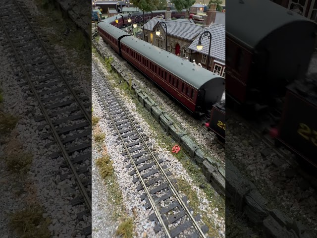 Vídeo relacionado con London, Midland and Scottish Railway Locomotives to Scale