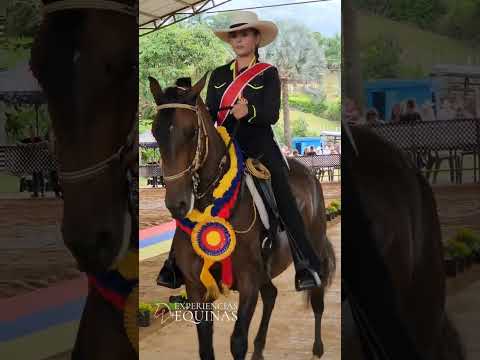 Mujeres Amazonas montando a caballo en válidas de Chalaneria