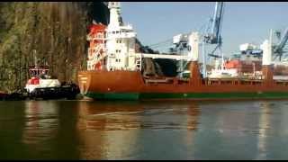 preview picture of video 'Navio entrando no canal chegando no porto de Vitória ES'