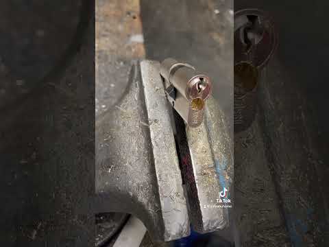 Nur so bohrt Mann ein Schloss richtig auf #works