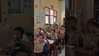Download lagu happy smile of child when he gets MBG #school #partnership mp3