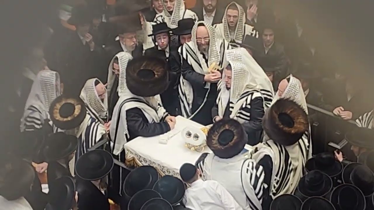 Guests From Overseas Reciting HaGomel Shake Hands the Satmar Rebbe | האורחים בסאטמאר ברך הגומל