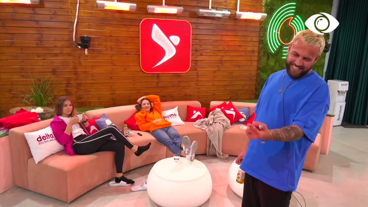 Luizi imiton Deamishel, si kërcen