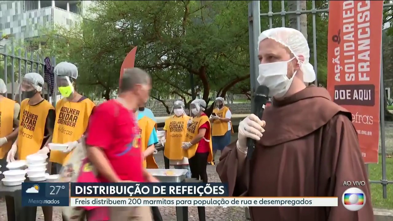 Franciscanos distribuem quentinhas no Centro do Rio de Janeiro
