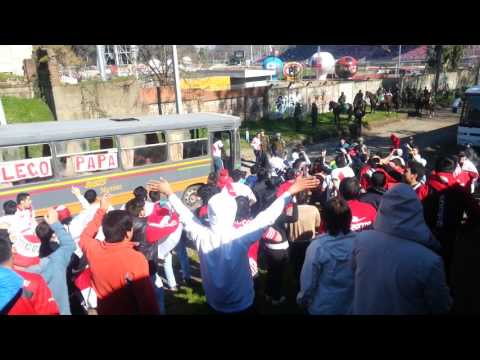 "LA GLORIOSA BANDA MARG1NALES llegando a talkaka" Barra: Los Marginales • Club: Curicó Unido • País: Chile