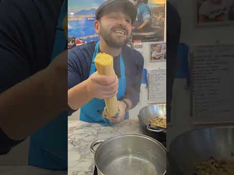 Spaghetti noci e nocelle alla napoletana