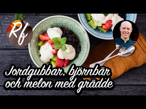 Jordgubbar, melon och björnbär serverade med lättvispad grädde och lite socker.  En slags fruktsallad samt variant på jordgubbar med grädde. >