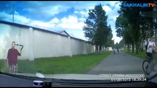 В Южно-Сахалинске автомобилист догнал велосипедиста на тротуаре