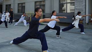 Junge Kampfsportler trainieren in traditionellen Bergschulen Chinas