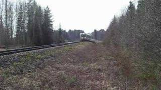 preview picture of video 'Finnish regional train 494 passes Honkaranta level crossing'