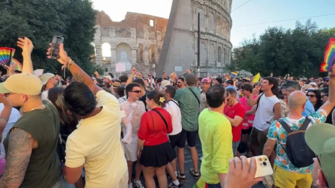 Roma Pride, la danza in strada con i ventagli arcobaleno all'ombra del Colosseo