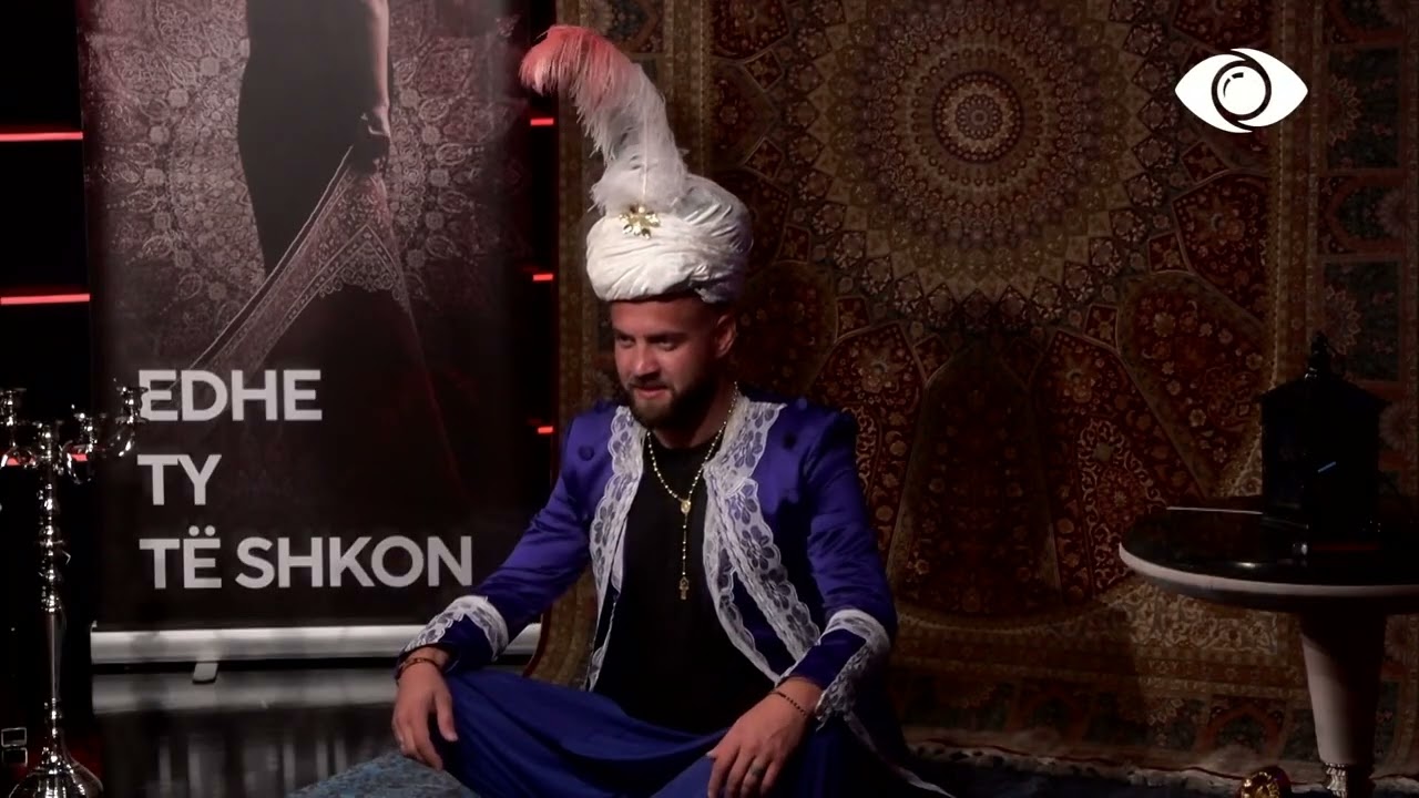 I veshur si sulltan, Luizi pozon për aparatin fotografik