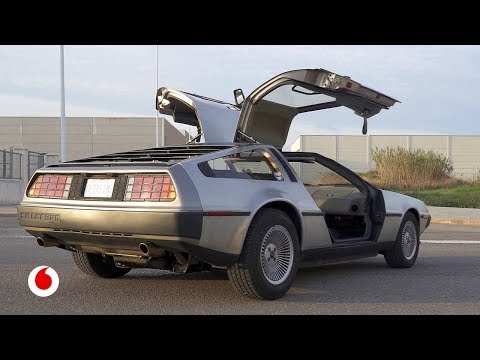 Al volante del mítico DeLorean de Regreso al Futuro