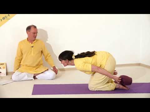 Halber Drehsitz im Knien mit Kissen - Yoga Asana Lexikon