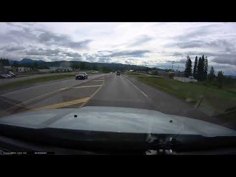 Driver blows red light at full speed - This guy is dangerous