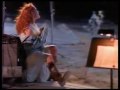 Videoklip Belinda Carlisle - Leave A Light On  s textom piesne