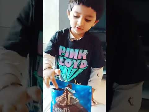 #hershey #hugs #kisses #chocolate #review #unboxing #cutepackaging #yummy 🇨🇦😀#toronto #canada