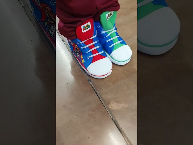 Vídeo relacionado con Super Mario Pantuflas niños, Pantuflas con Espalda Abierta para Juegos Luigi para niños, Zapatos de casa sin Cordones