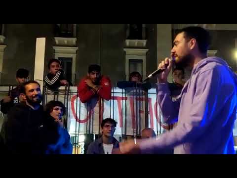 IL DOTTORE fa ESALTARE il pubblico ogni volta che improvvisa