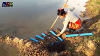 Download lagu Awesome! Creative Smart Girl Catch A Lot Of Eels By Deep Hole Super Eel Trap Using 5 PVC mp3