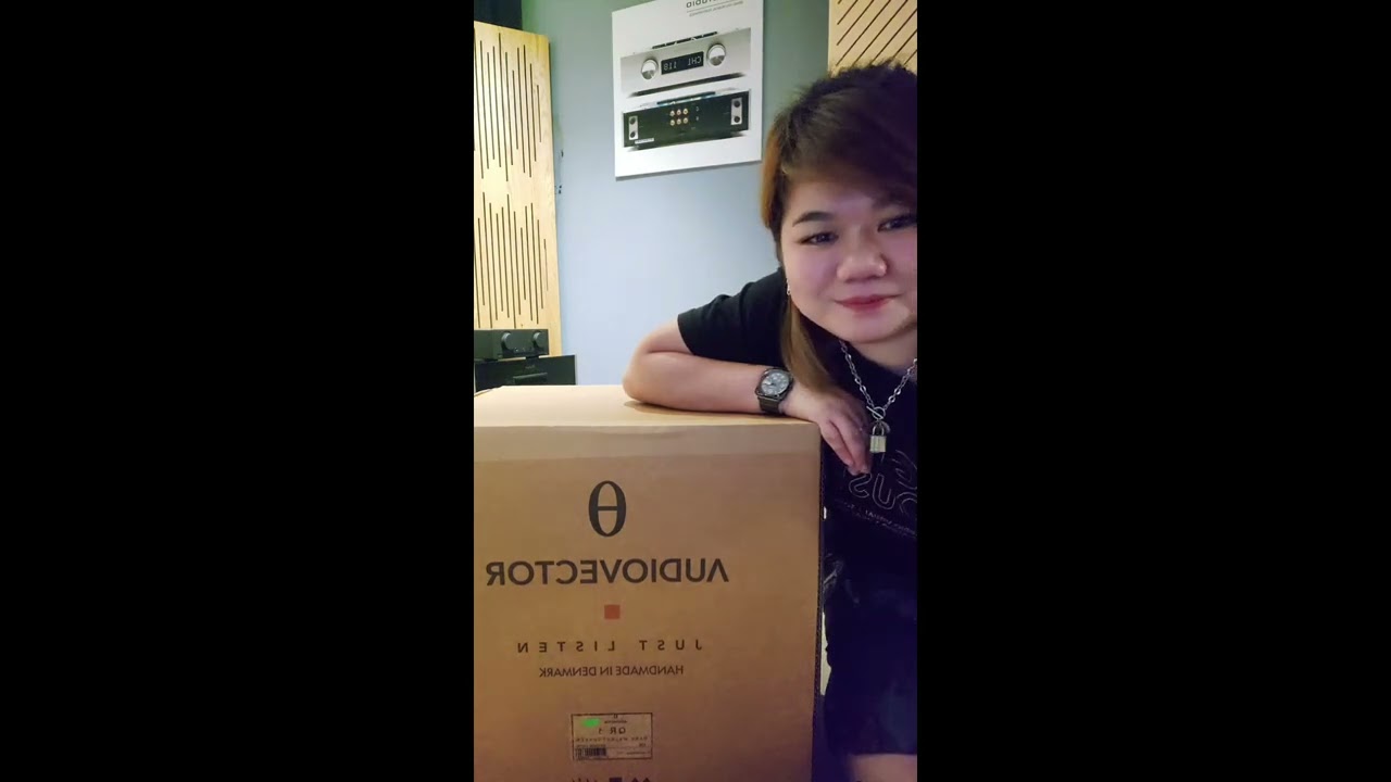Unboxing AUDIOVECTOR QR1 Bookshelf Speakers| The Girl with Hi-Fi | Unboxing Video | Begins Acoustic