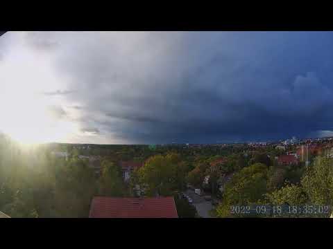 18. September 2022: Wetterzeitraffer Regenschauer mit Böenwalze über Berlin - Tief QUEENIE